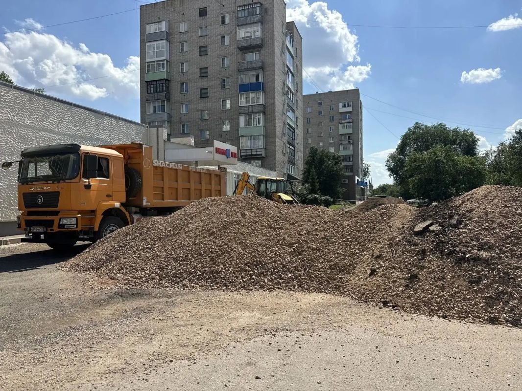 Началось благоустройство территории у Центральной детско-юношеской библиотеки Началось благоустройство территории у Центральной детско-юношеской библиотеки