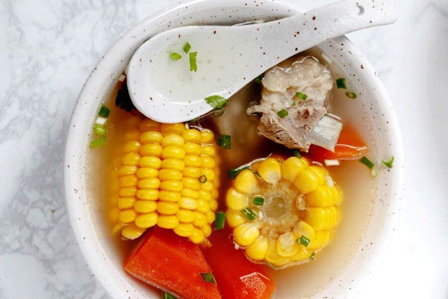 Ароматный суп из свинины и кукурузы на домашней кухне