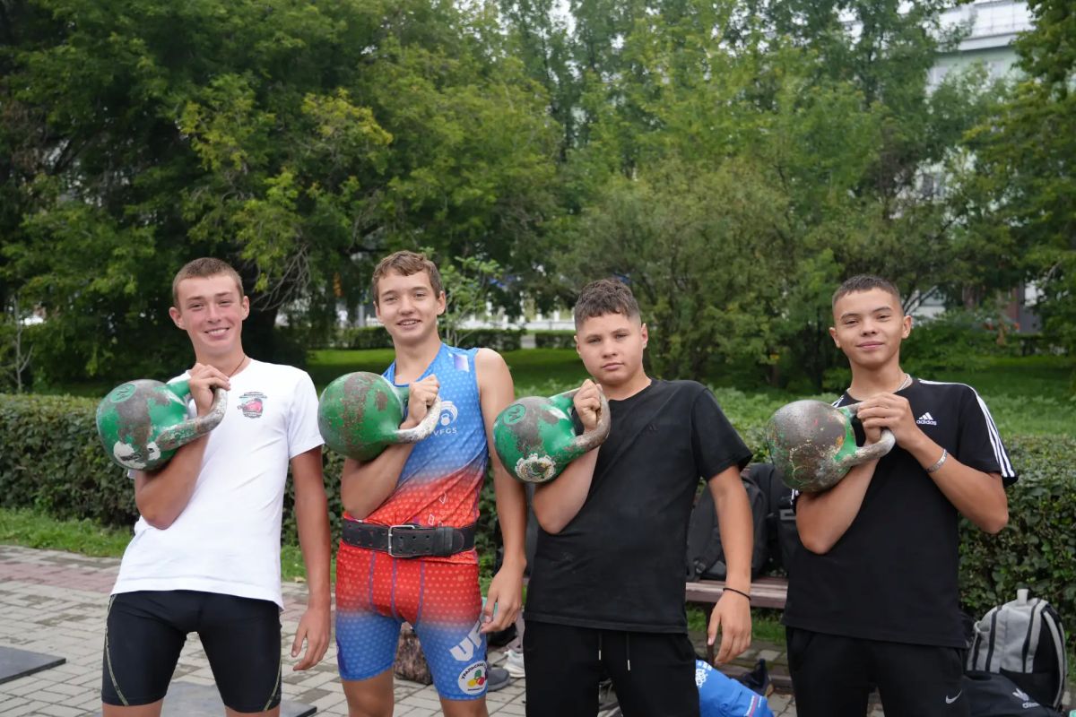 Сегодня Петровский бульвар стал настоящей спортивной площадкой — здесь бийчане вместе отметили День физкультурника