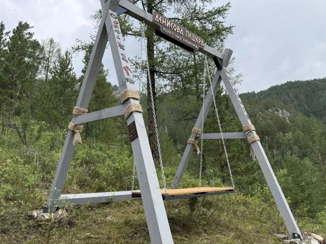У Денисовой пещеры в Солонешенском районе установили 3 скульптуры, победившие во Всероссийском конкурсе эскизов У Денисовой пещеры в Солонешенском районе установили 3 скульптуры, победившие во Всероссийском конкурсе эскизов