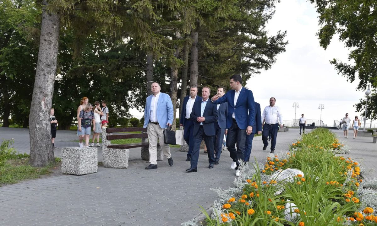 Вячеслав Франк познакомил Антона Алиханова с Барнаулом с высоты Нагорного парка Вячеслав Франк познакомил Антона Алиханова с Барнаулом с высоты Нагорного парка