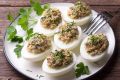 Невероятные закуски: фаршированные яйца как королевы праздничного стола