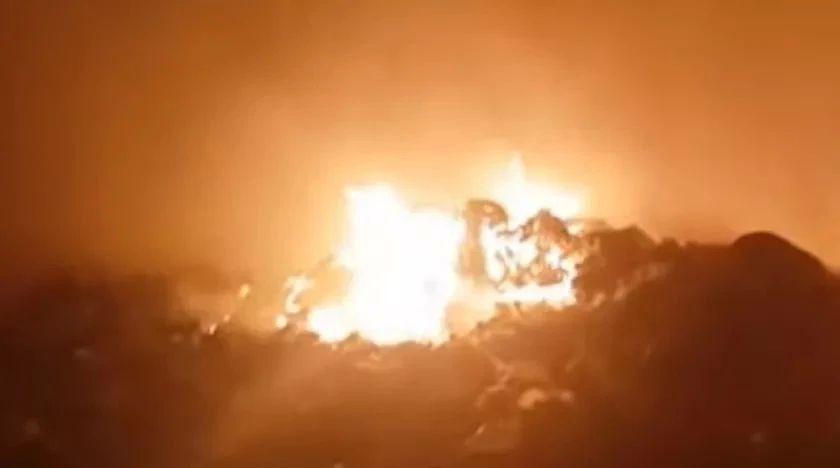 При пожаре в бийском садоводстве сгорела кровля бани и дрова