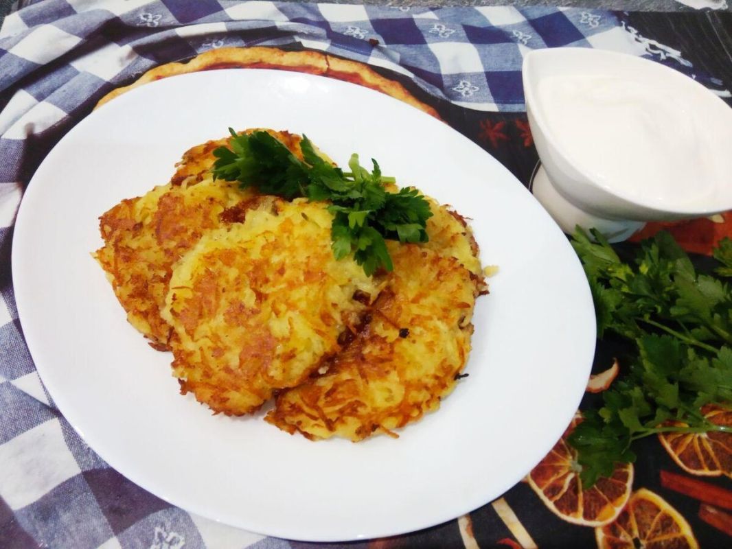Нежные картофельные оладьи с сыром: быстрый и вкусный завтрак