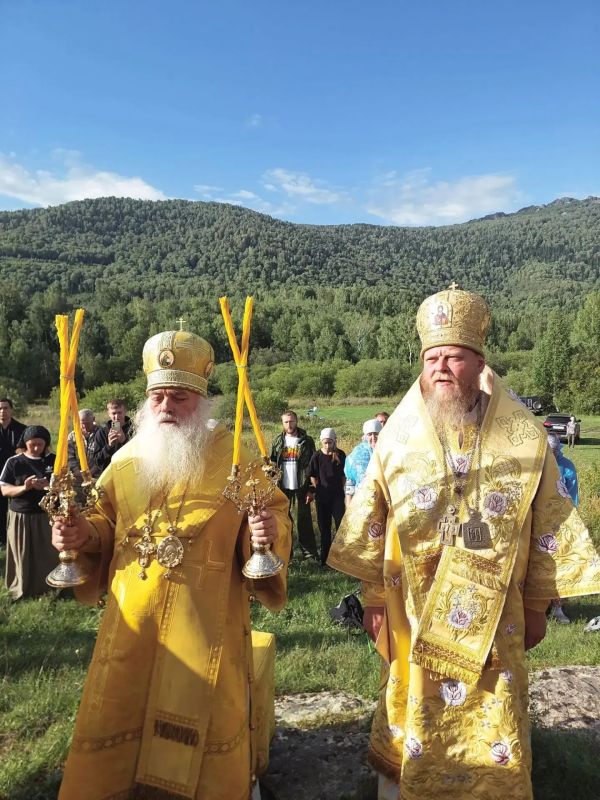 Алтайский митрополит совершил литургию в походном храме у Синюхи Алтайский митрополит совершил литургию в походном храме у Синюхи