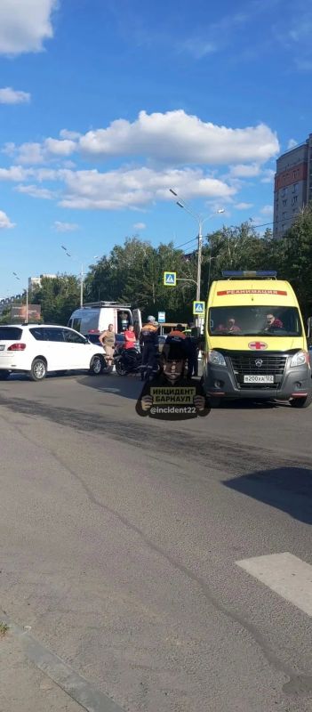 Мотоциклист пострадал в ДТП при столкновении с автомобилем в Барнауле