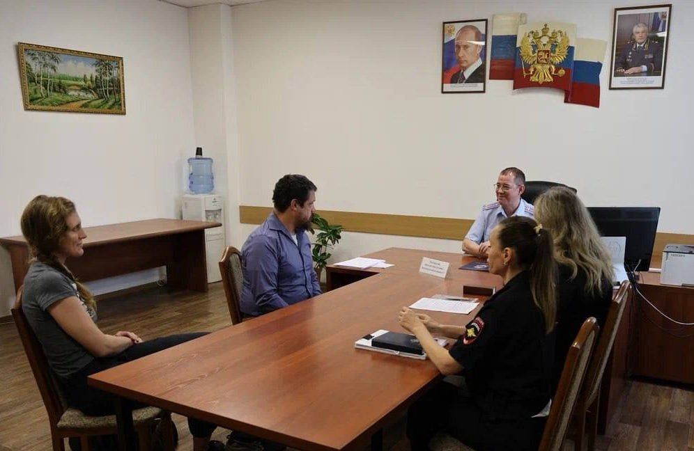 Джастас Уолкер встретился с руководством ГУ МВД России по Алтайскому краю, для урегулирования миграционного статуса его семьи Джастас Уолкер встретился с руководством ГУ МВД России по Алтайскому краю, для урегулирования миграционного статуса его семьи