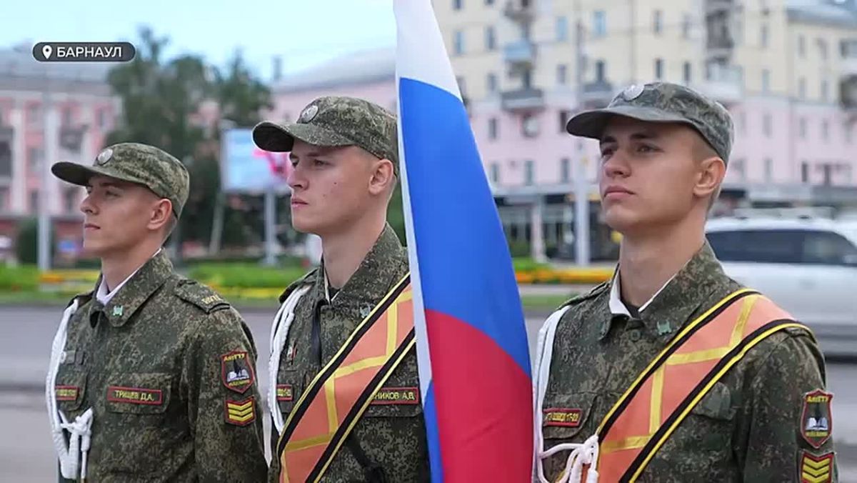 Более 200 курсантов военного центра АлтГТУ попрощались со знаменем