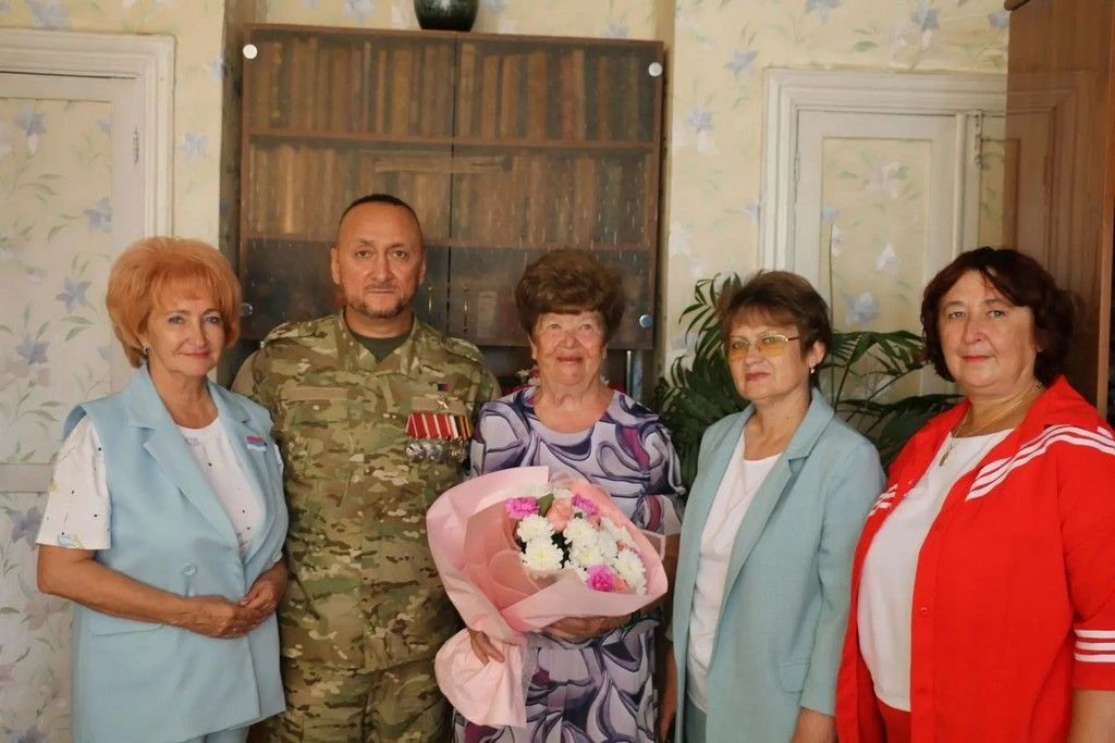 В Поспелихе чествовали учителя истории, более 50 лет проработавшую в школе В Поспелихе чествовали учителя истории, более 50 лет проработавшую в школе