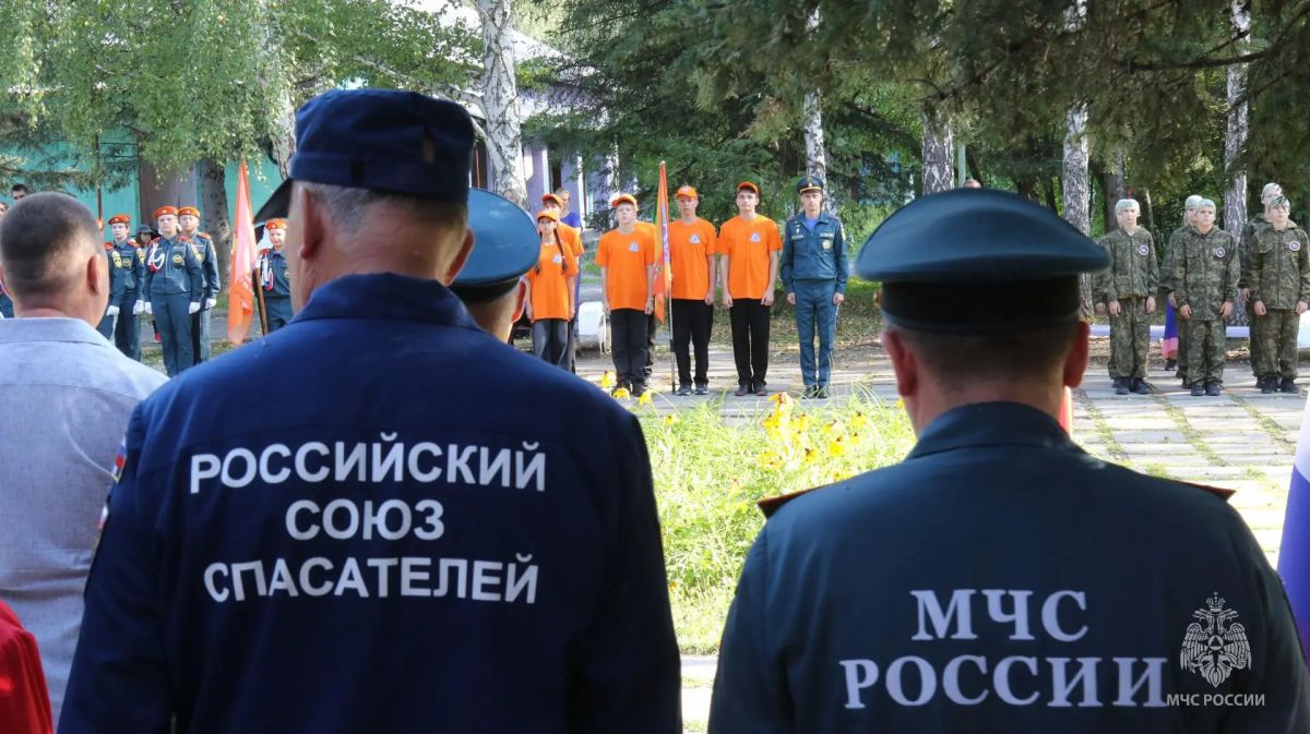 В Алтайском крае открылась старейшая в России профильная смена дружин юных пожарных В Алтайском крае открылась старейшая в России профильная смена дружин юных пожарных