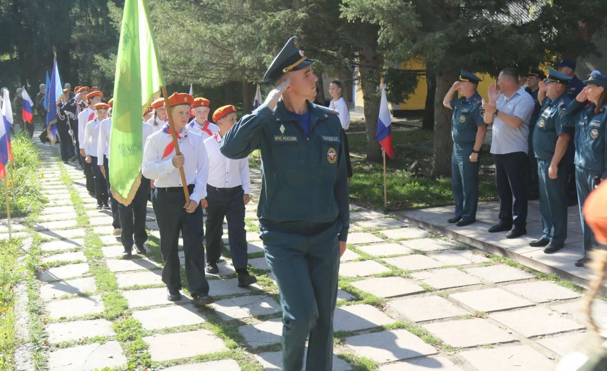 В Алтайском крае открылась старейшая в России профильная смена дружин юных пожарных В Алтайском крае открылась старейшая в России профильная смена дружин юных пожарных