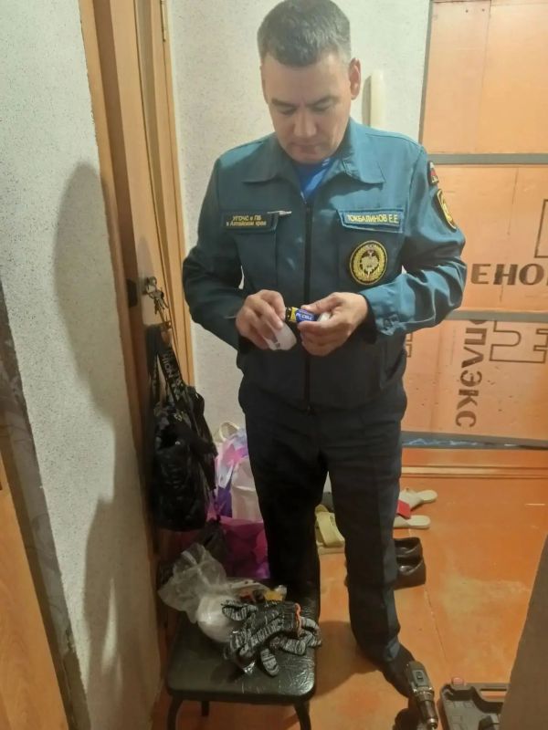 В городе Яровом сотрудники ПЧ ГПС №122 совместно с представителями социальной защиты провели работу по установке автономных пожарных извещателей в домах жителей
