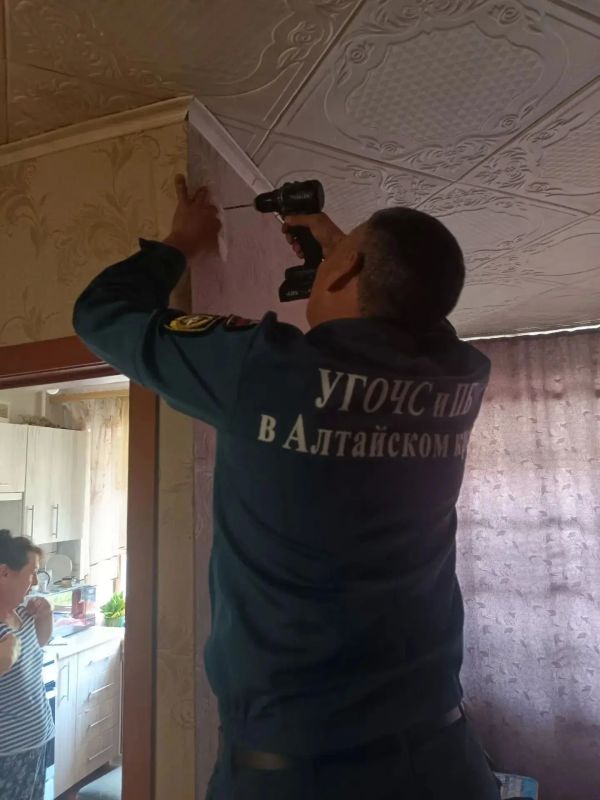 В городе Яровом сотрудники ПЧ ГПС №122 совместно с представителями социальной защиты провели работу по установке автономных пожарных извещателей в домах жителей В городе Яровом сотрудники ПЧ ГПС №122 совместно с представителями социальной защиты провели работу по установке автономных пожарных извещателей в домах жителей