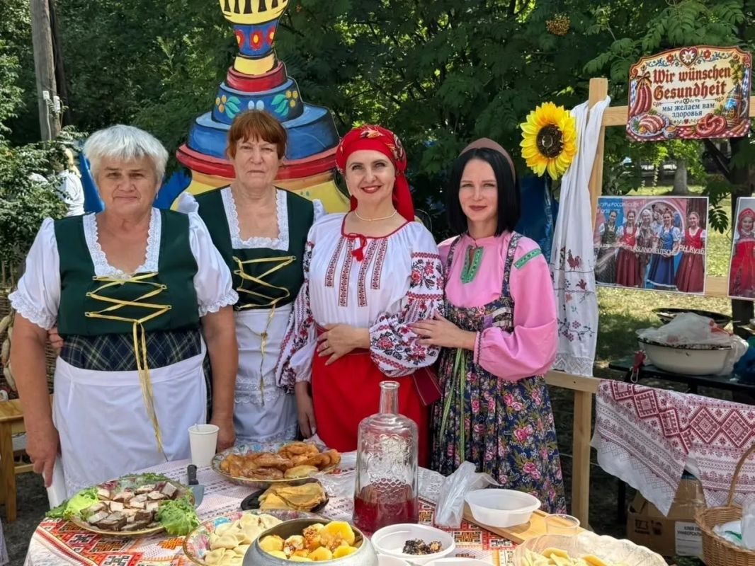 В юбилей села Романово открыли новый арт-объект «Скамья любви и примирения» В юбилей села Романово открыли новый арт-объект «Скамья любви и примирения»