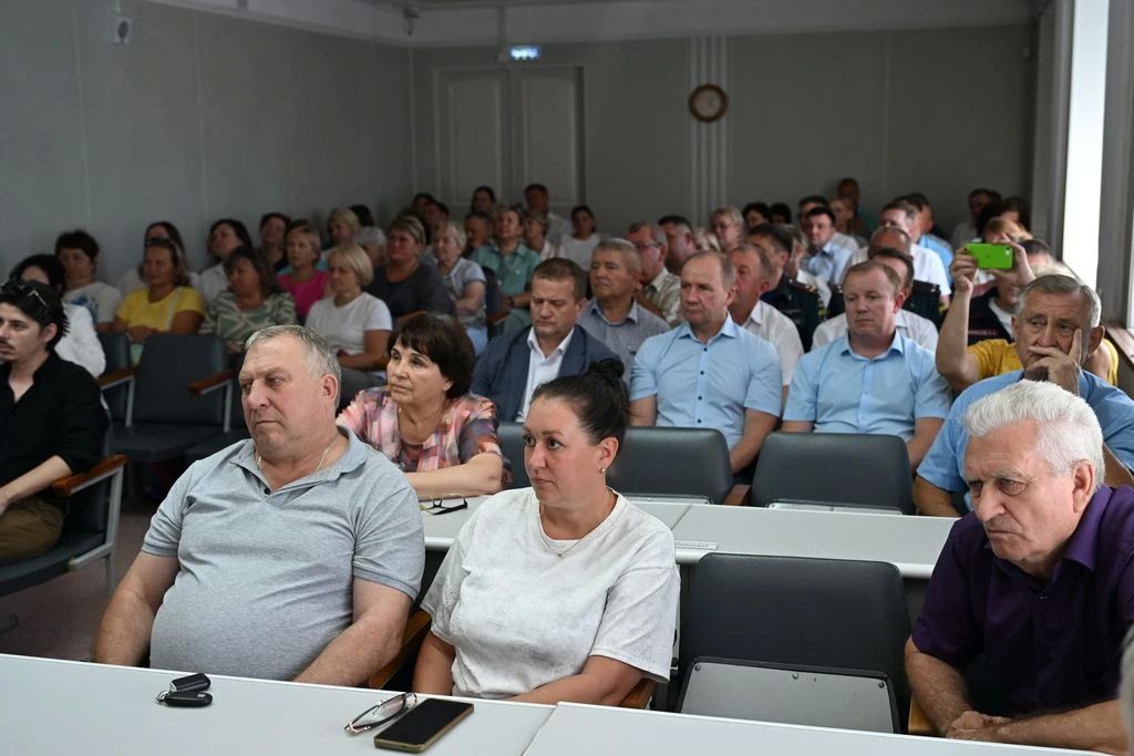Александр Романенко вручил краевые награды жителям Новоалтайска Александр Романенко вручил краевые награды жителям Новоалтайска