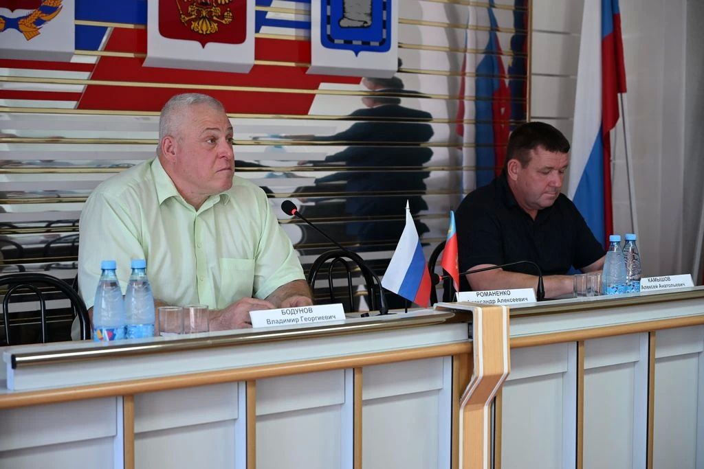 Александр Романенко вручил краевые награды жителям Новоалтайска Александр Романенко вручил краевые награды жителям Новоалтайска