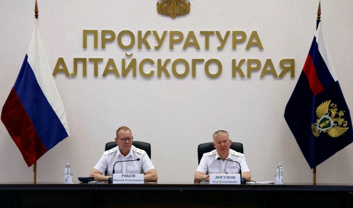Начальник Главного управления кадров Генеральной прокуратуры Российской Федерации Олег Логунов представил коллективу прокурора Алтайского края Начальник Главного управления кадров Генеральной прокуратуры Российской Федерации Олег Логунов представил коллективу прокурора Алтайского края