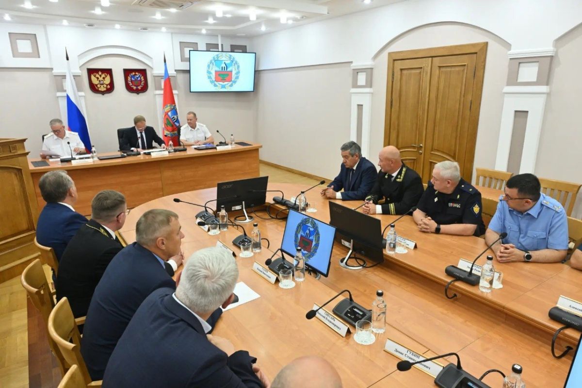 Начальник Главного управления кадров Генеральной прокуратуры Российской Федерации Олег Логунов представил прокурора Алтайского края Николая Рябова руководству региона, правоохранительных и контрольно-надзорных органов Начальник Главного управления кадров Генеральной прокуратуры Российской Федерации Олег Логунов представил прокурора Алтайского края Николая Рябова руководству региона, правоохранительных и контрольно-надзорных органов