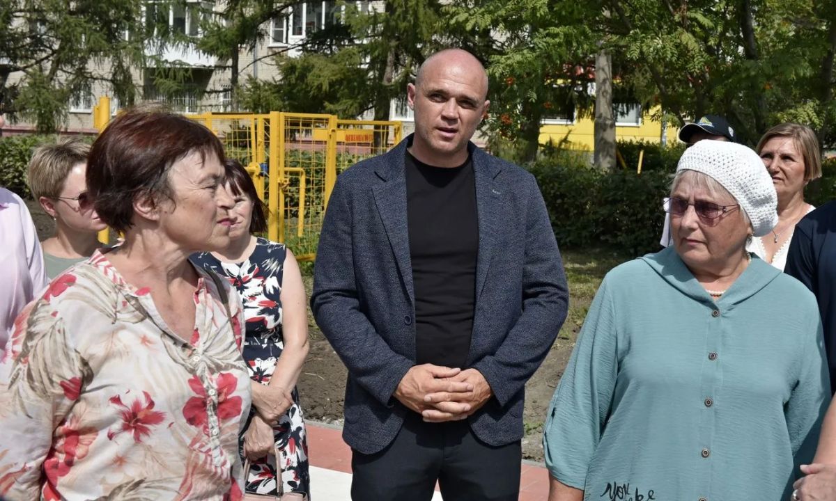 Вячеслав Франк проконтролировал ход благоустройства аллеи имени А.И. Чепурко в поселке Южный Вячеслав Франк проконтролировал ход благоустройства аллеи имени А.И. Чепурко в поселке Южный