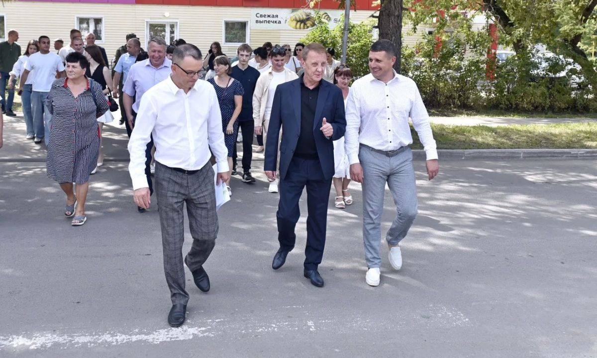 Вячеслав Франк проконтролировал ход благоустройства аллеи имени А.И. Чепурко в поселке Южный Вячеслав Франк проконтролировал ход благоустройства аллеи имени А.И. Чепурко в поселке Южный