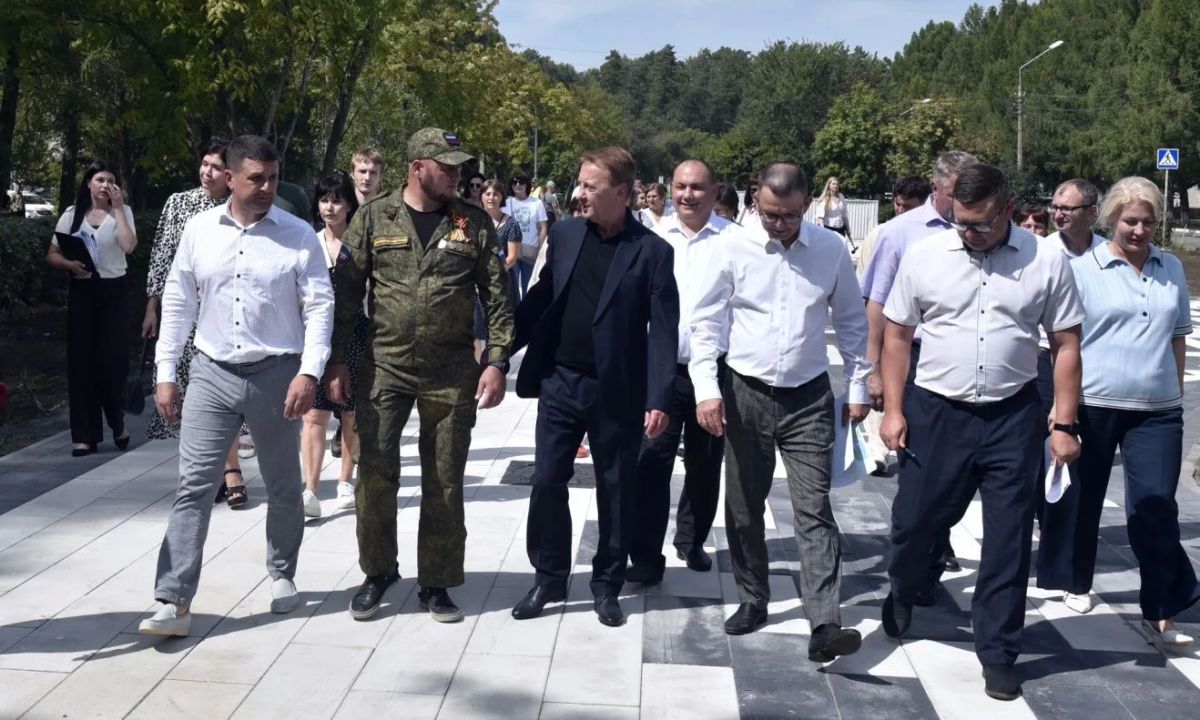 Вячеслав Франк проконтролировал ход благоустройства аллеи имени А.И. Чепурко в поселке Южный Вячеслав Франк проконтролировал ход благоустройства аллеи имени А.И. Чепурко в поселке Южный
