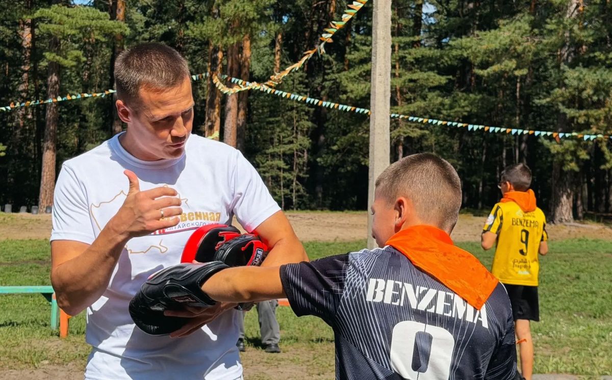 Дети продолжают активно отдыхать в загородных лагерях Барнаула Дети продолжают активно отдыхать в загородных лагерях Барнаула