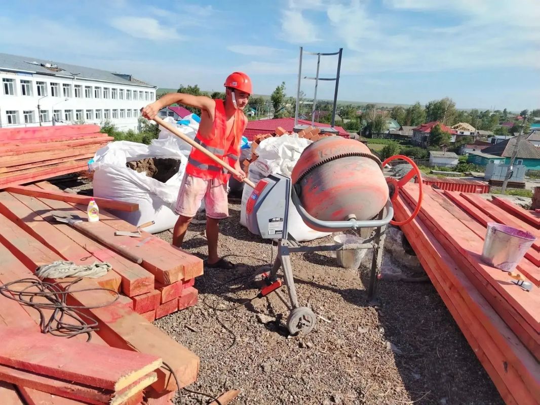 Регоператор устраняет последствия урагана в Краснощековском районе Регоператор устраняет последствия урагана в Краснощековском районе