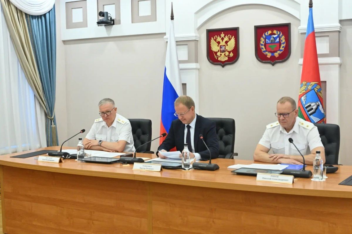 Начальник Главного управления кадров Генеральной прокуратуры Российской Федерации Олег Логунов представил прокурора Алтайского края Николая Рябова руководству региона, правоохранительных и контрольно-надзорных органов Начальник Главного управления кадров Генеральной прокуратуры Российской Федерации Олег Логунов представил прокурора Алтайского края Николая Рябова руководству региона, правоохранительных и контрольно-надзорных органов