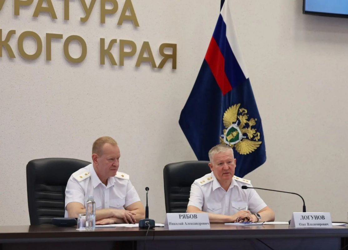 Начальник Главного управления кадров Генеральной прокуратуры Российской Федерации Олег Логунов представил коллективу прокурора Алтайского края Начальник Главного управления кадров Генеральной прокуратуры Российской Федерации Олег Логунов представил коллективу прокурора Алтайского края