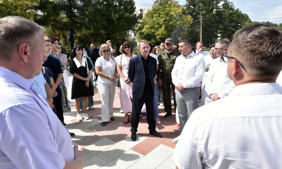 Вячеслав Франк проконтролировал ход благоустройства аллеи имени А.И. Чепурко в поселке Южный Вячеслав Франк проконтролировал ход благоустройства аллеи имени А.И. Чепурко в поселке Южный