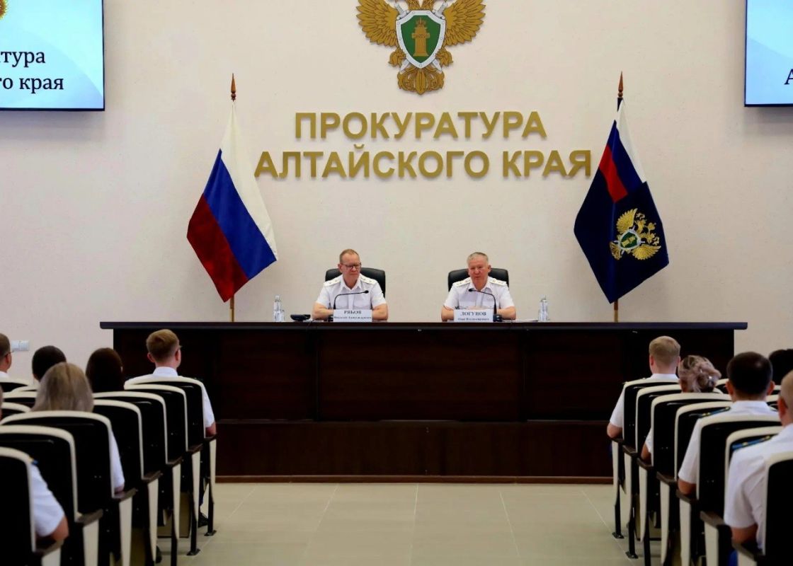 Начальник Главного управления кадров Генеральной прокуратуры Российской Федерации Олег Логунов представил коллективу прокурора Алтайского края Начальник Главного управления кадров Генеральной прокуратуры Российской Федерации Олег Логунов представил коллективу прокурора Алтайского края