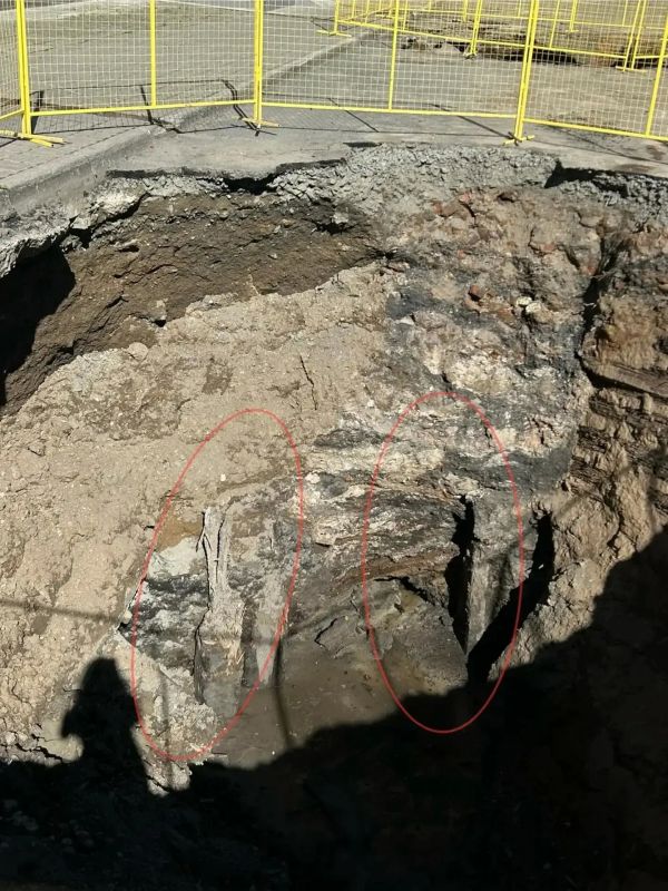 Старинное здание обнаружили под землей во время коммунальных работ в Барнауле Старинное здание обнаружили под землей во время коммунальных работ в Барнауле
