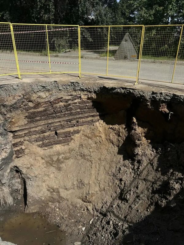 Старинное здание обнаружили под землей во время коммунальных работ в Барнауле Старинное здание обнаружили под землей во время коммунальных работ в Барнауле