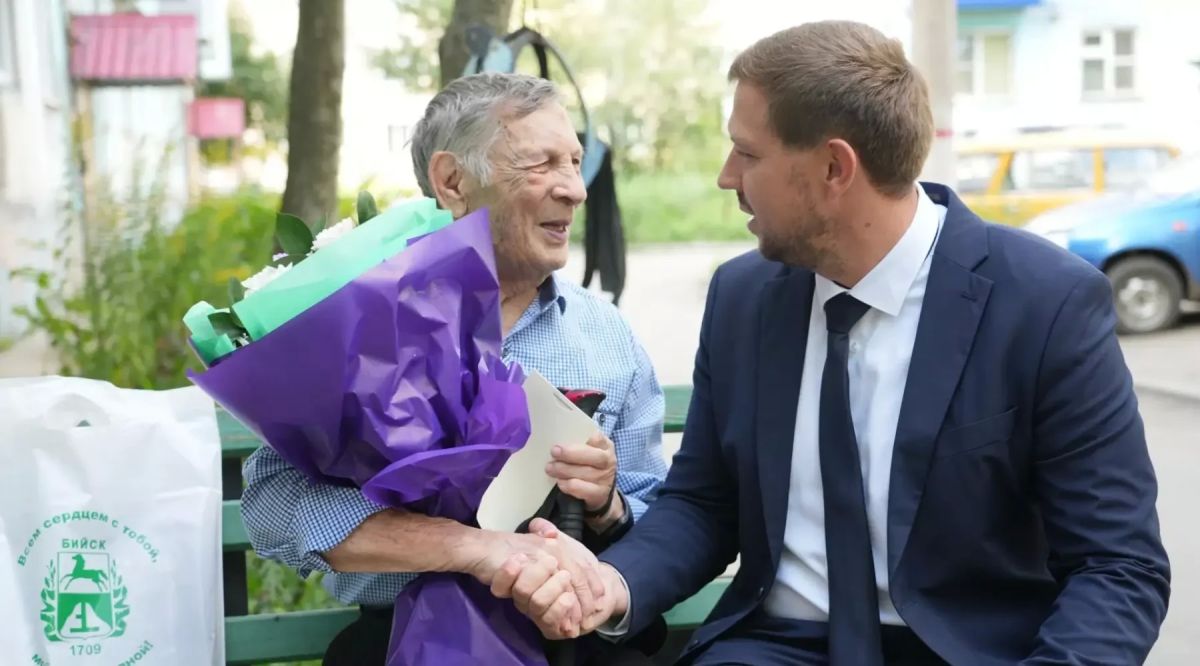 В Бийске со 100-летним юбилеем поздравили участника ВОВ и Почётного гражданина города Василия Григорьевича Толмачёва