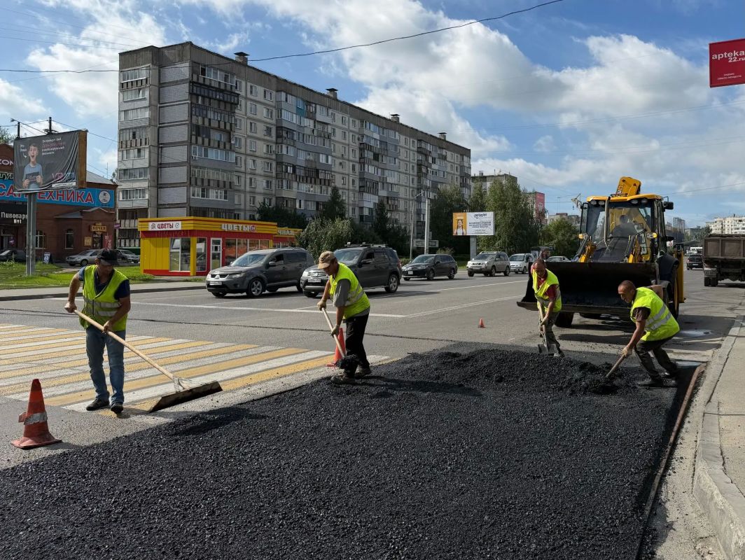 В Бийске устанавливают 13 «лежачих полицейских» В Бийске устанавливают 13 «лежачих полицейских»