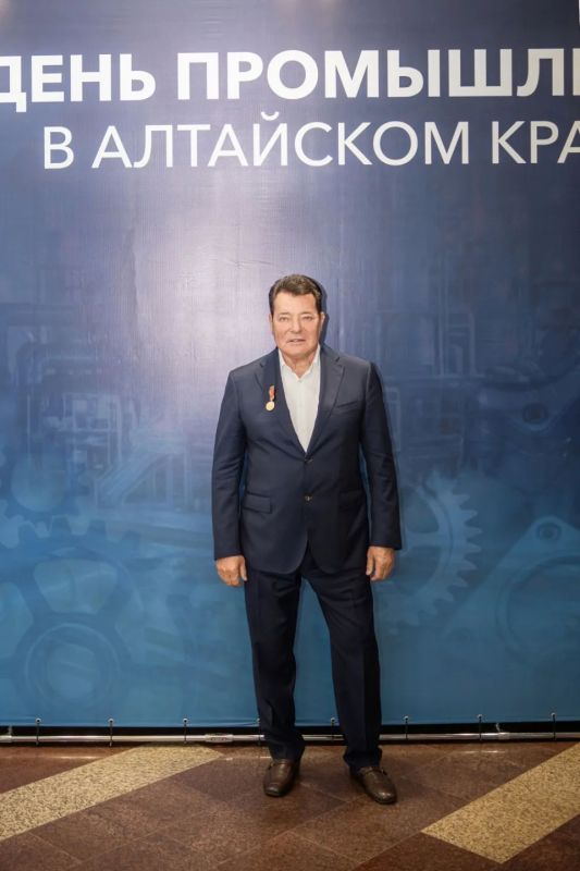 Учредитель компании Ренессанс Косметик Виктор Косихин удостоен медали Алтайского края "За заслуги во имя созидания" Учредитель компании Ренессанс Косметик Виктор Косихин удостоен медали Алтайского края "За заслуги во имя созидания"