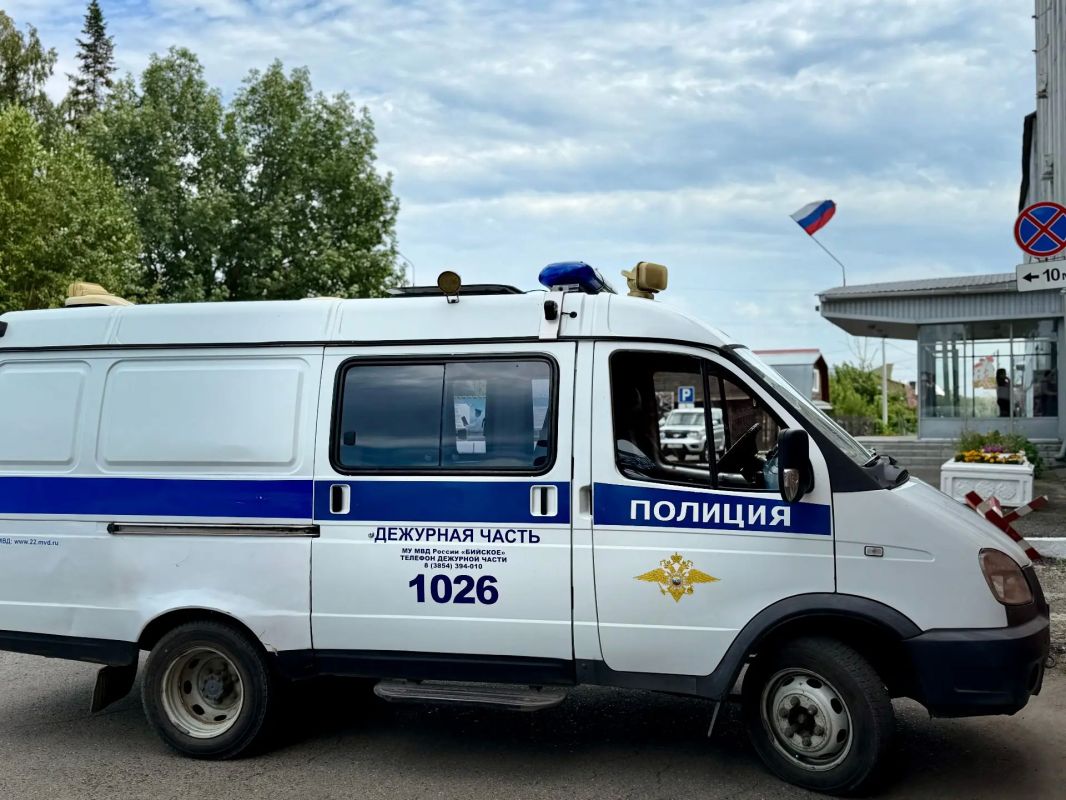 Бийские полицейские задержали мужчину, который украл у посетителя бара 13 000 рублей