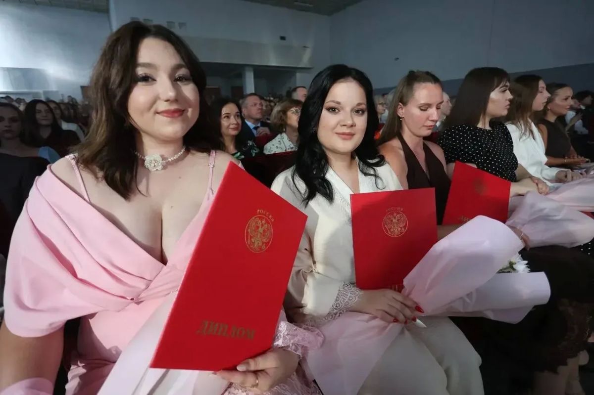 Виктор Томенко: Ежегодно студенты и аспиранты Алтайского края проходят конкурс на получение именных губернаторских стипендий Виктор Томенко: Ежегодно студенты и аспиранты Алтайского края проходят конкурс на получение именных губернаторских стипендий