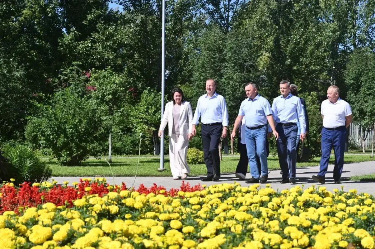 Виктор Томенко: Сегодня работаю в Калманском районе вместе с депутатами Единой России, членами правительства края и представителями местной администрации Виктор Томенко: Сегодня работаю в Калманском районе вместе с депутатами Единой России, членами правительства края и представителями местной администрации