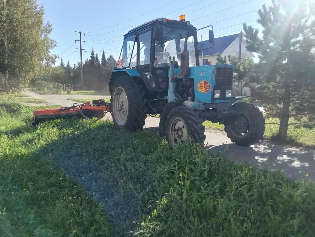 МБУ «Автодорстрой» проводит скашивание травы вдоль обочин дорог МБУ «Автодорстрой» проводит скашивание травы вдоль обочин дорог
