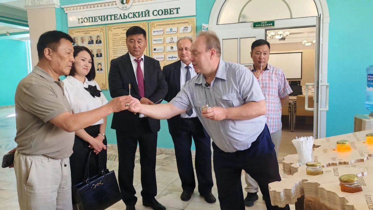 Делегация Монголии оценила алтайскую агротехнику и обсудила партнерство с аграрным вузом Делегация Монголии оценила алтайскую агротехнику и обсудила партнерство с аграрным вузом