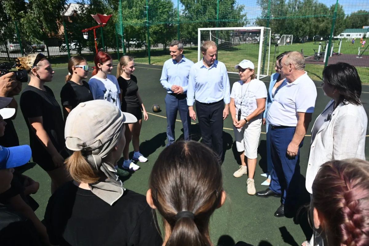 Ксения Белоусова совместно с Губернатором Алтайского края Виктором Томенко побывала с рабочей поездкой в Калманском районе Ксения Белоусова совместно с Губернатором Алтайского края Виктором Томенко побывала с рабочей поездкой в Калманском районе