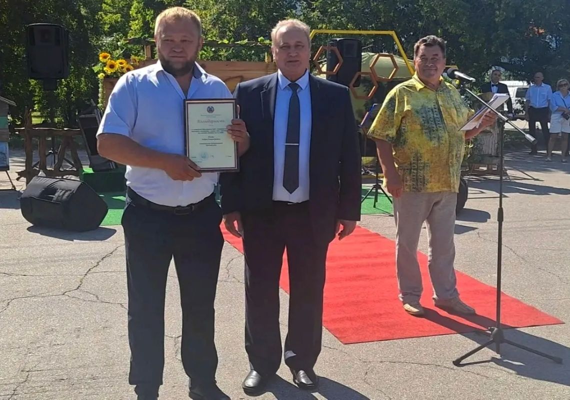 Алтайские пчеловоды удостоены ведомственных наград Алтайские пчеловоды удостоены ведомственных наград