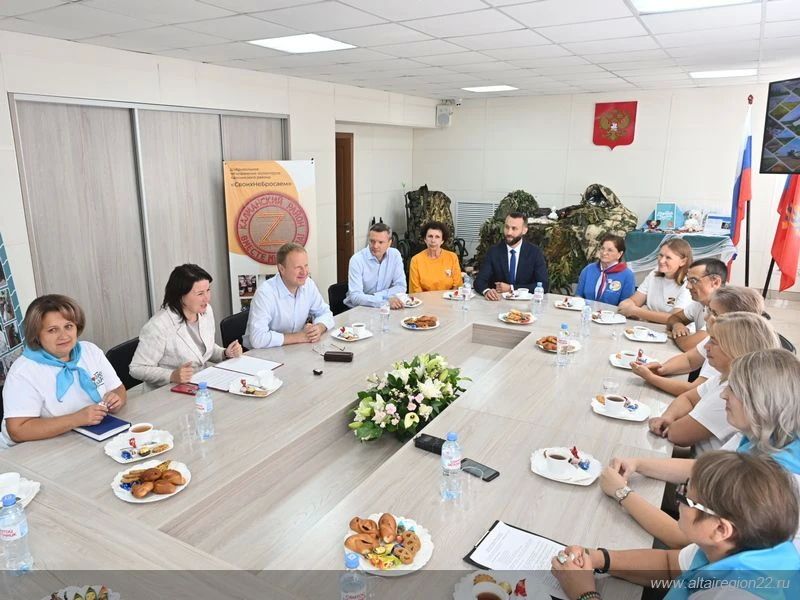 Губернатор края Виктор Томенко провел встречу с волонтерами Калманского района Губернатор края Виктор Томенко провел встречу с волонтерами Калманского района