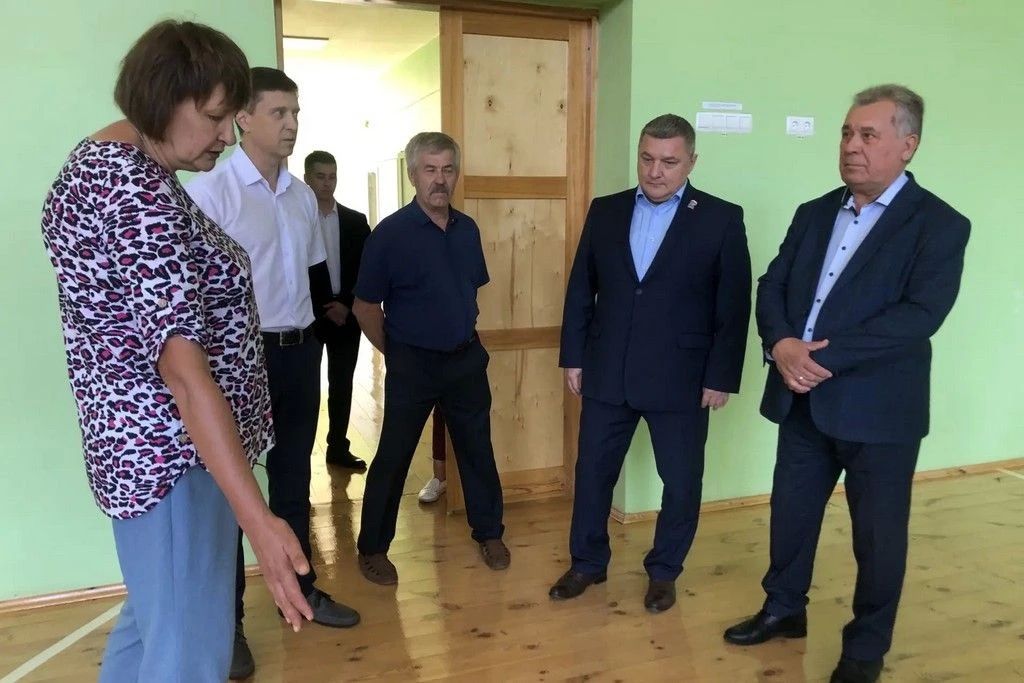 Председатель АКЗС Александр Романенко оценил состояние Домов культуры в Третьяковском районе Председатель АКЗС Александр Романенко оценил состояние Домов культуры в Третьяковском районе