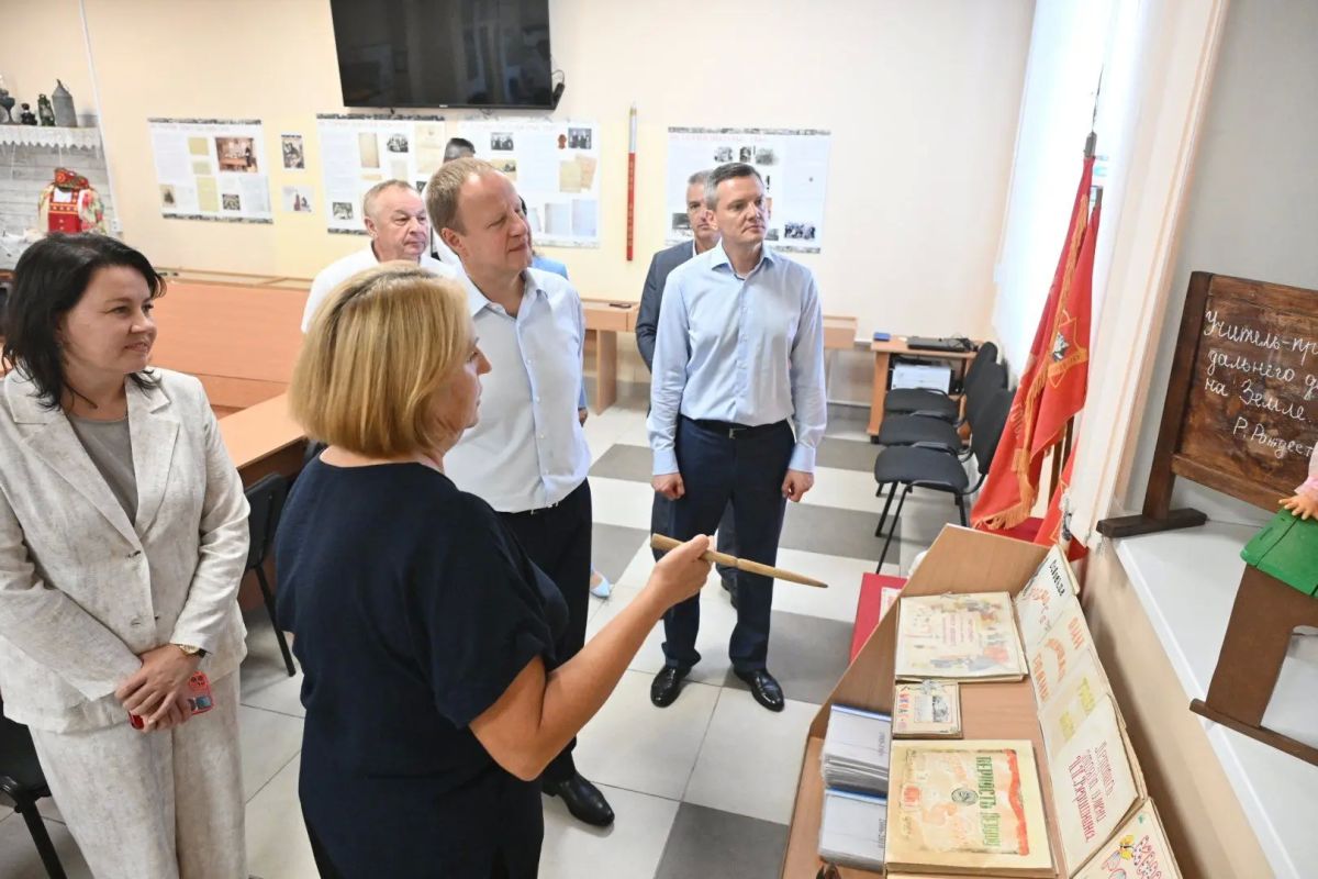 Ксения Белоусова совместно с Губернатором Алтайского края Виктором Томенко побывала с рабочей поездкой в Калманском районе Ксения Белоусова совместно с Губернатором Алтайского края Виктором Томенко побывала с рабочей поездкой в Калманском районе