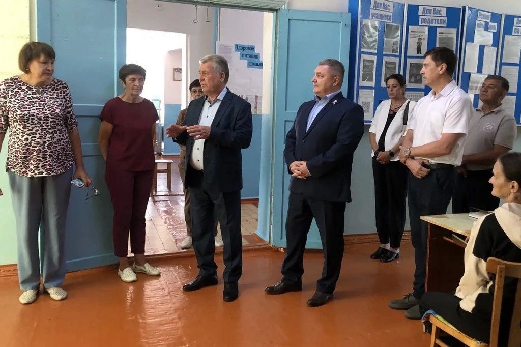 Председатель АКЗС Александр Романенко оценил состояние Домов культуры в Третьяковском районе Председатель АКЗС Александр Романенко оценил состояние Домов культуры в Третьяковском районе
