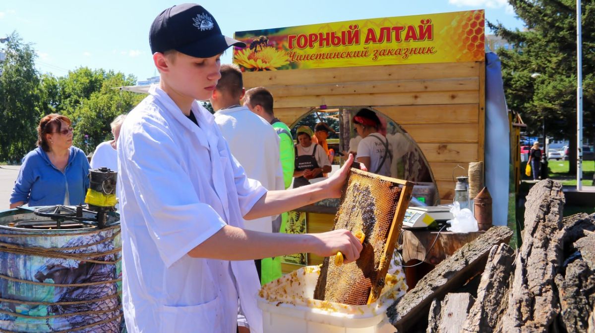 «Медовый Спас» собрал пчеловодов со всего Алтая «Медовый Спас» собрал пчеловодов со всего Алтая