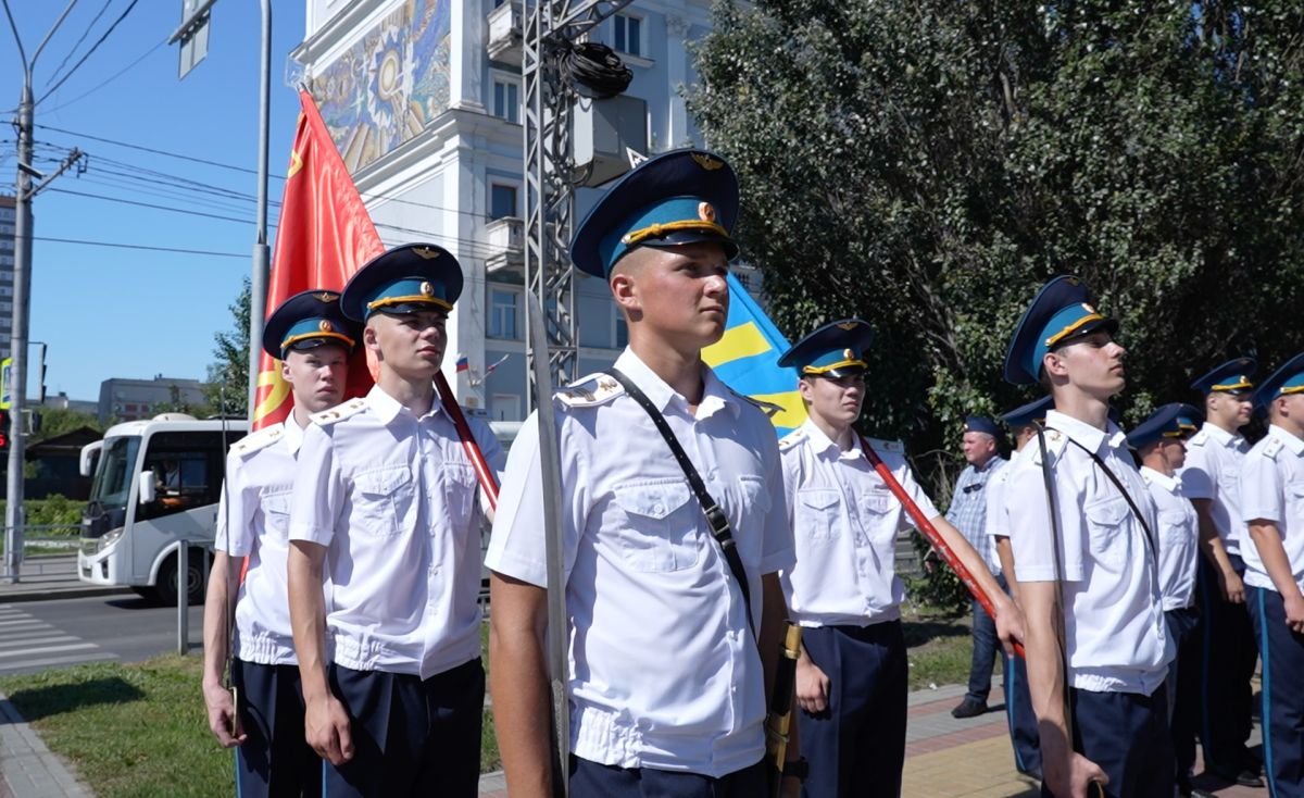 60-летие Барнаульского высшего военного авиационного училища отмечают в краевой столице 60-летие Барнаульского высшего военного авиационного училища отмечают в краевой столице