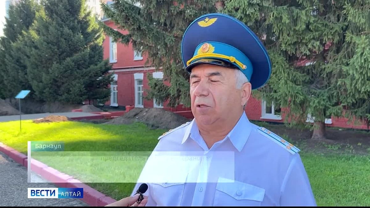 Полтысячи лётчиков собрались в Барнауле, чтобы отпраздновать юбилей лётного училища